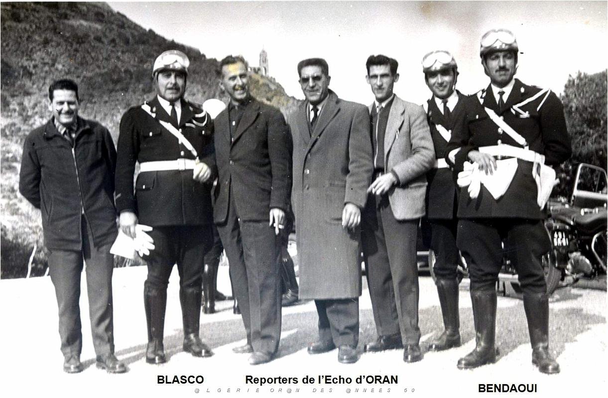 1607- Oran - Les Motards et les Journalistes.jpg